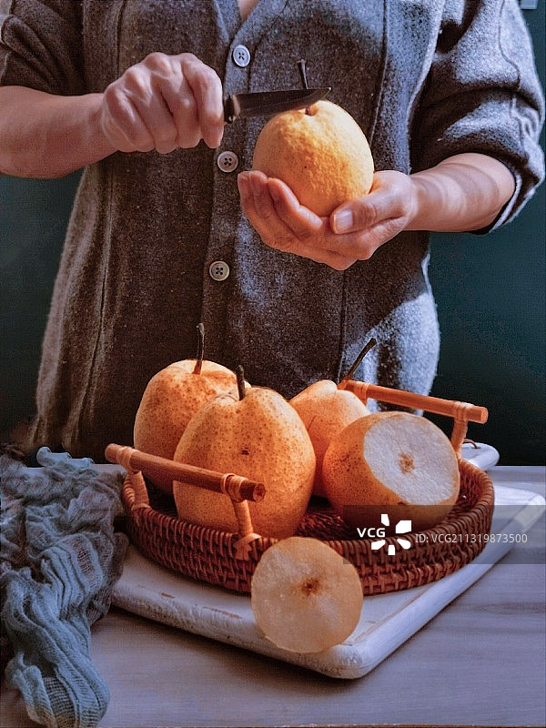 明日惊蛰，俗话说：惊蛰吃梨，蛇虫远离，记得吃梨啊！图片素材