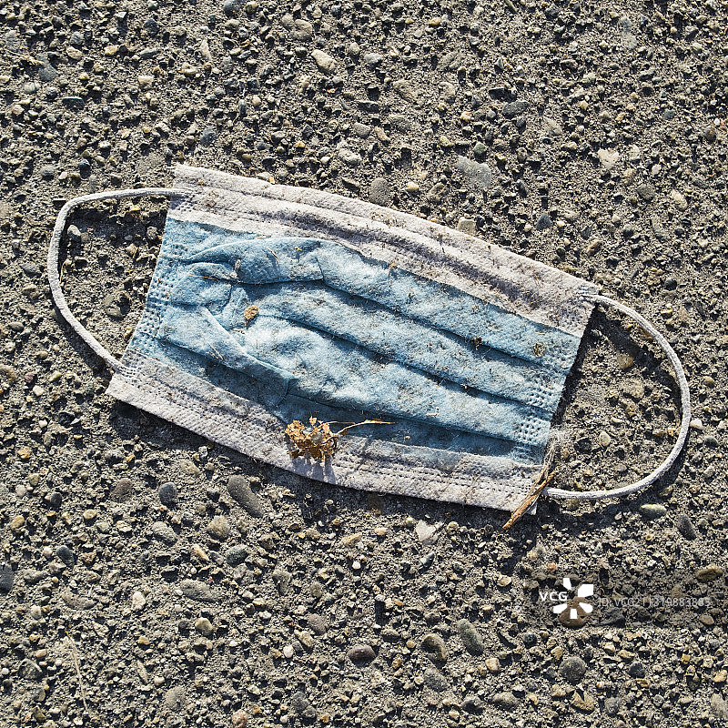 美国城市人行道上被丢弃的口罩（新冠疫情期间拍摄）图片素材