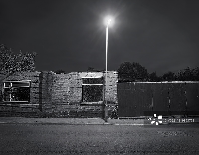 工厂废墟外的路灯图片素材
