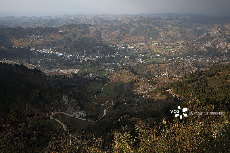 1E8A0663大山里的小镇与通往镇子外的公路2017.2六图片素材