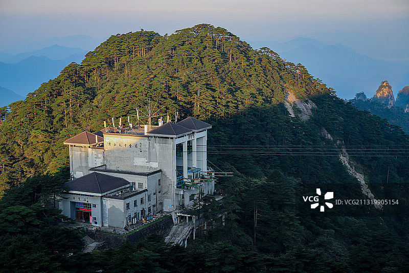 中国黄山日出时分的太平索道丹霞站图片素材