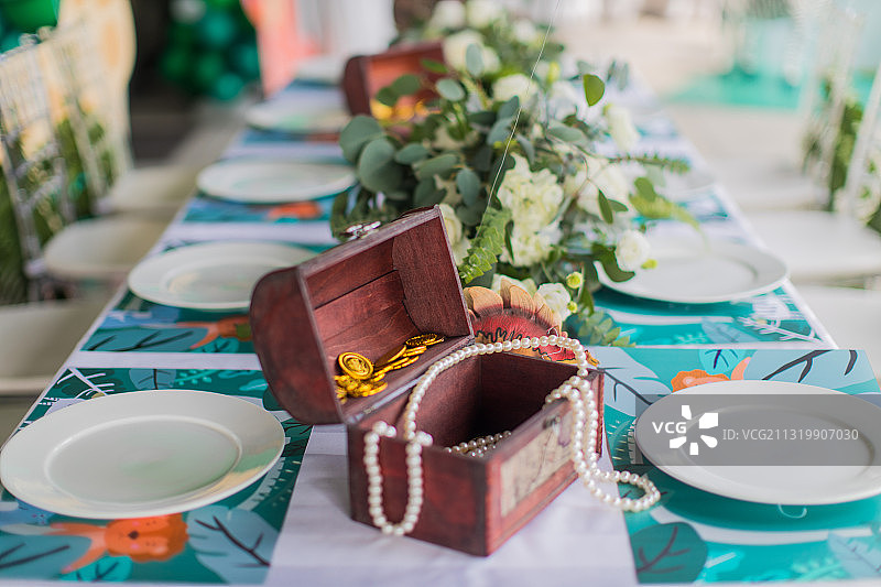 宴会上精致的甜品桌与布置图片素材