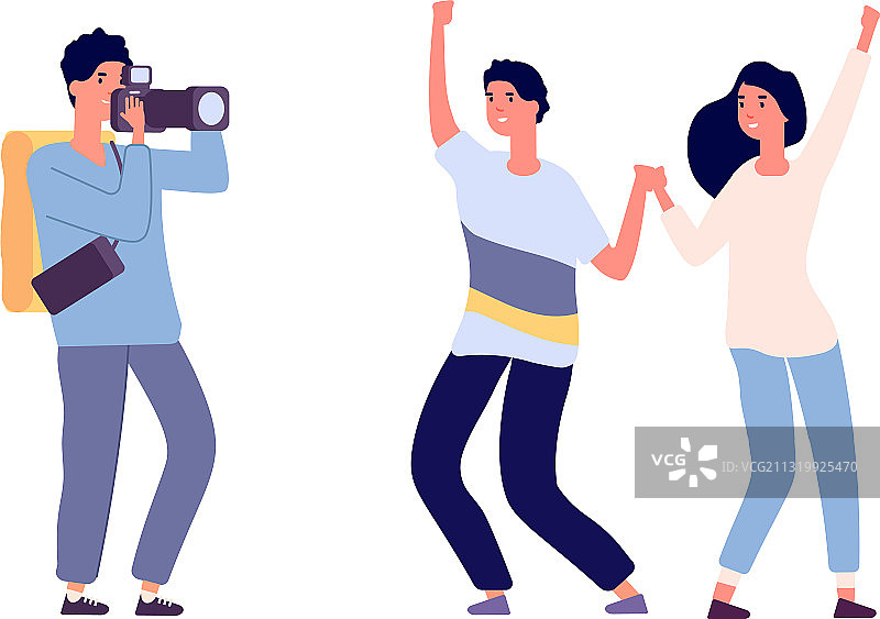 情侣与摄影师的愉快合影图片素材