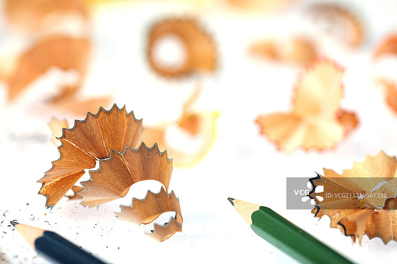 纯白色背景上的铅笔和卷笔刀屑彩虹图片素材