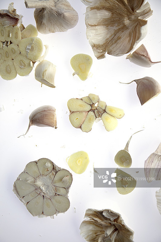 明亮背景下破碎蒜头特写图片素材
