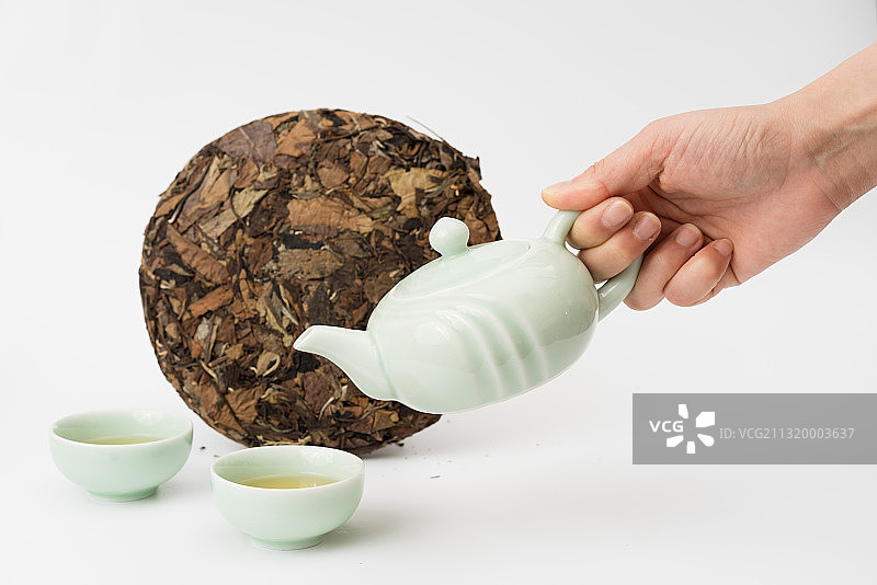 白色背景上的压缩茶饼图片素材