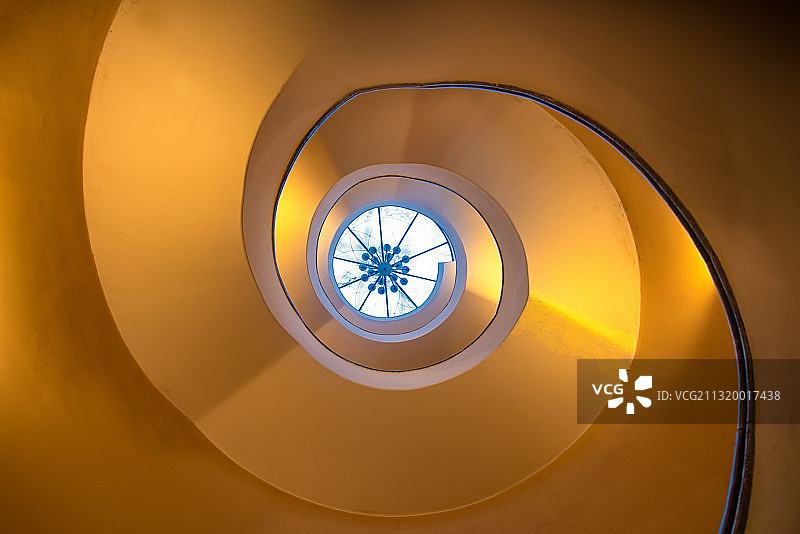 黄色金属质感旋梯图片素材