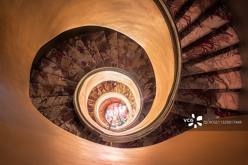 古典红色优雅旋梯图片素材