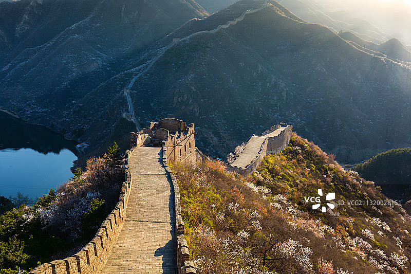 春天山花正开时的北京撞道口长城图片素材