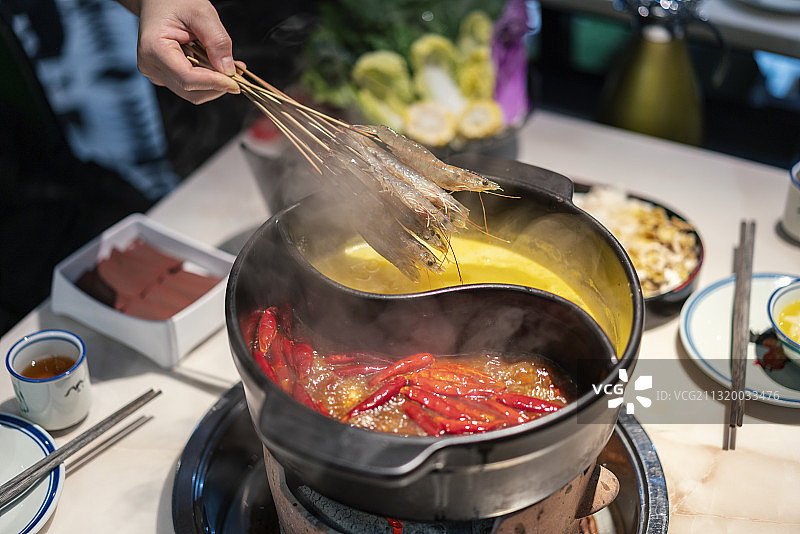 餐桌上的海鲜火锅图片素材