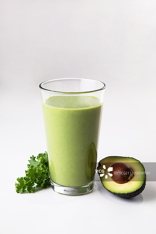 一杯鳄梨蔬菜汁图片素材