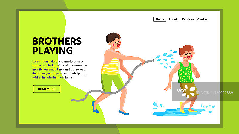 兄弟玩耍并用水管浇水图片素材