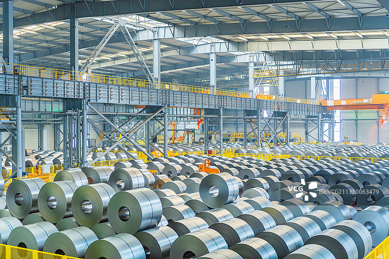 明亮的现代工厂仓库内整齐排列着钢卷图片素材