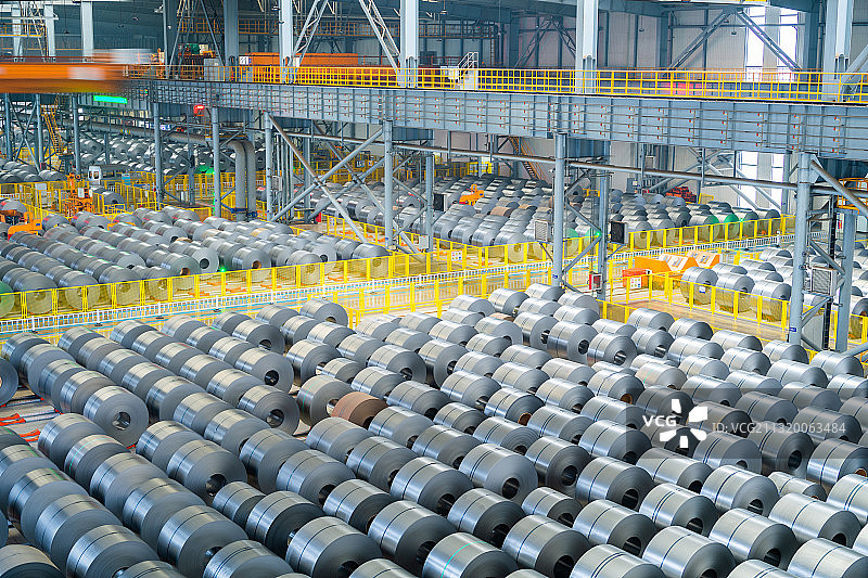 明亮的现代工厂仓库内整齐排列着钢卷图片素材
