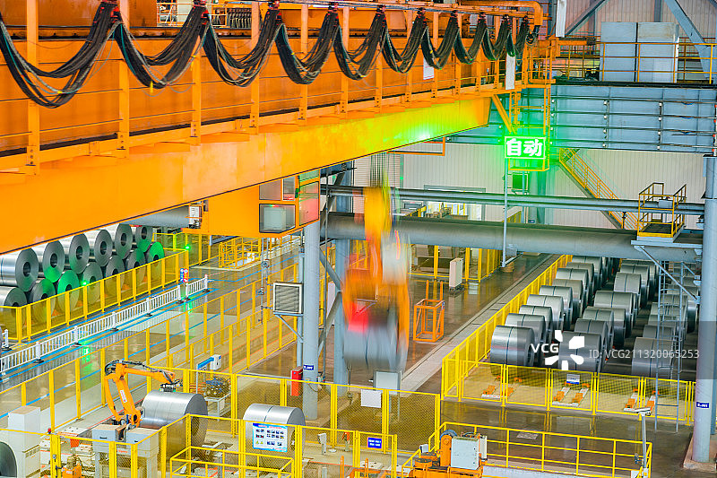 明亮先进的的现代工厂库区内自动无人天车吊运钢卷图片素材
