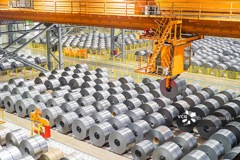 明亮先进的的现代工厂库区内自动无人天车吊运钢卷图片素材