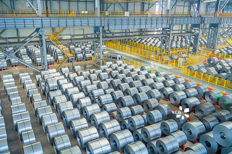 明亮先进的的现代工厂库房内整齐排列着钢卷图片素材