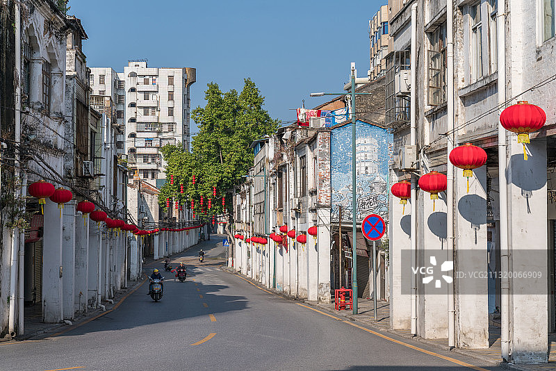 广东省肇庆市端州区 老城区 骑楼 灯笼 岭南建筑 街道 蓝天图片素材