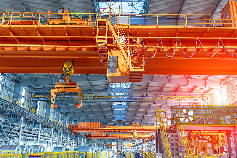 明亮先进的的现代工厂库区内自动无人天车图片素材