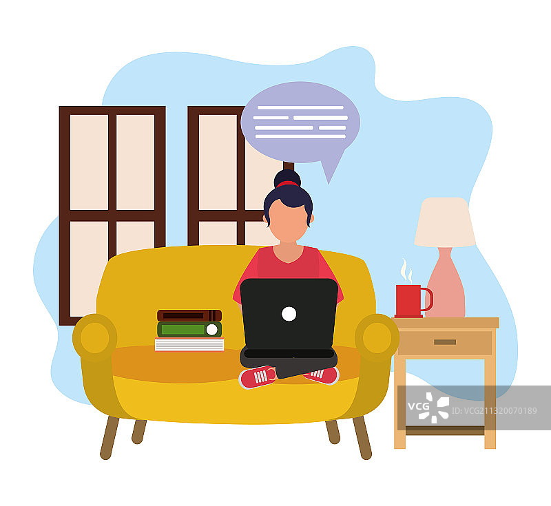 在家工作：客厅里使用笔记本电脑的女人图片素材