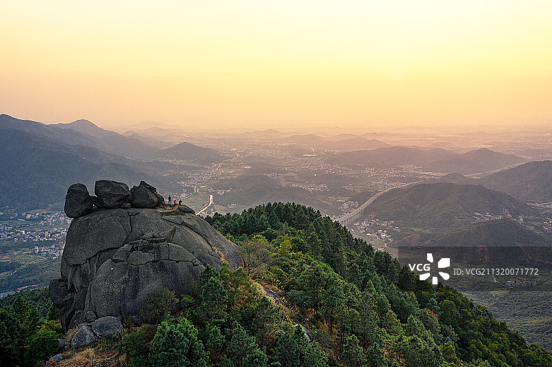 广东茂名高州根子镇浮山岭风景区三丫石图片素材