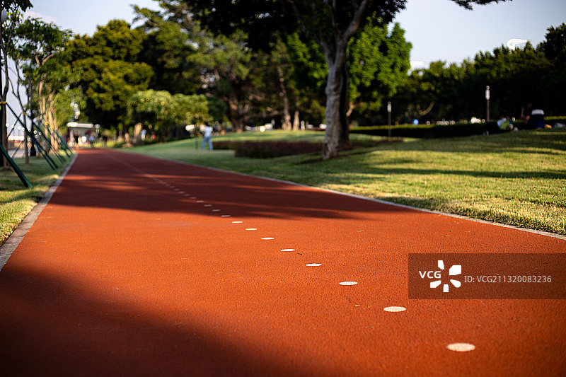 午后阳光照在城市慢行跑步专用道图片素材