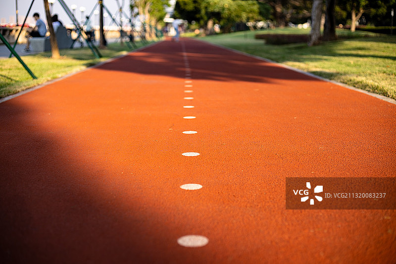 午后阳光照在城市慢行跑步专用道图片素材