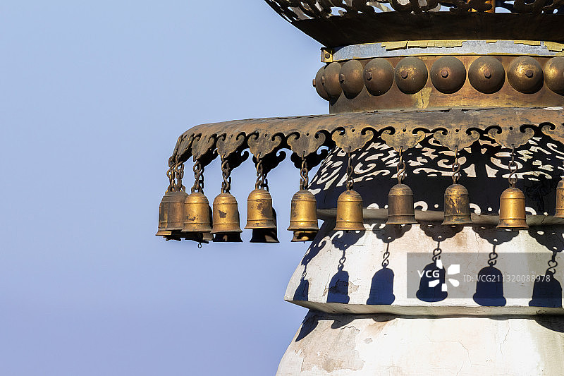 藏传佛教佛塔铜铃特写图片素材