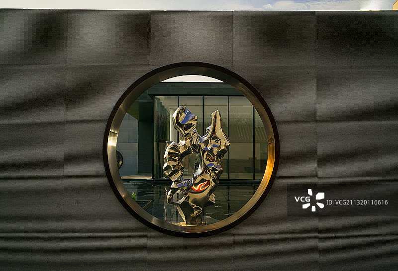 不锈钢雕塑，拥抱图片素材