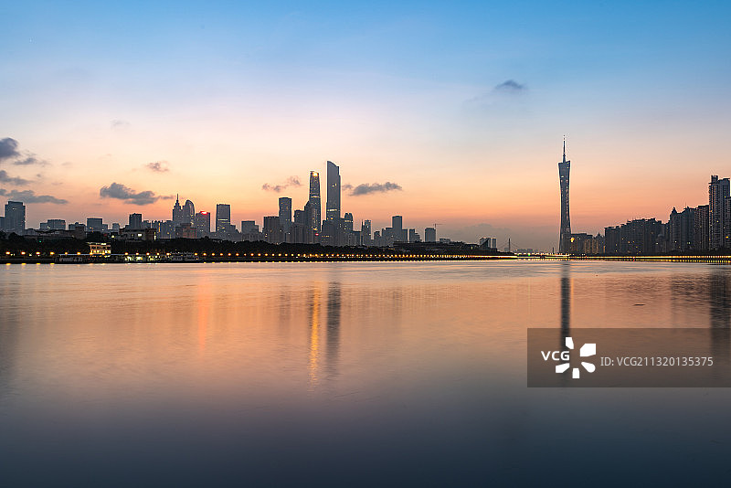 广州珠江两岸日出时分城市天际线图片素材