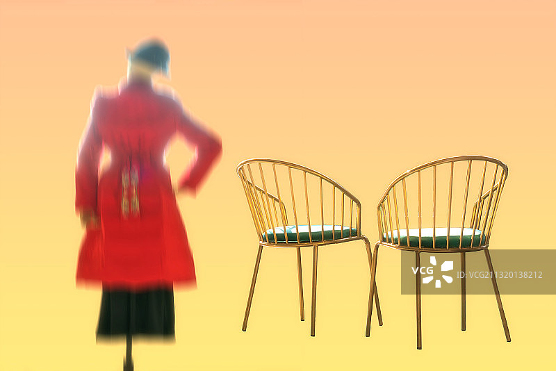 腿部有交接的两把金色座椅与窗红色羽绒服戴黑色礼帽的模特图片素材