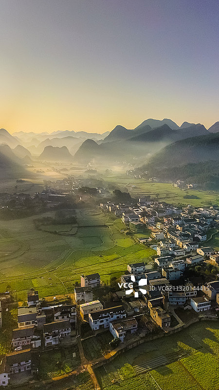 田园晨雾图片素材