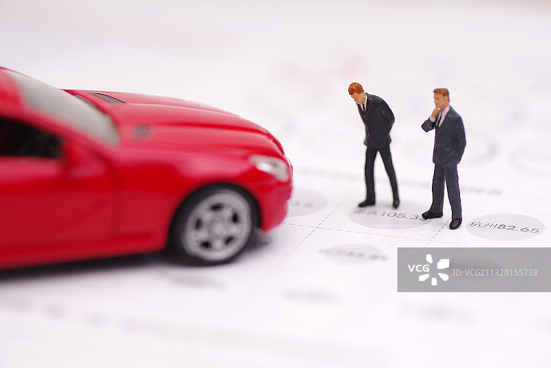 商务人士思考红色汽车图片素材