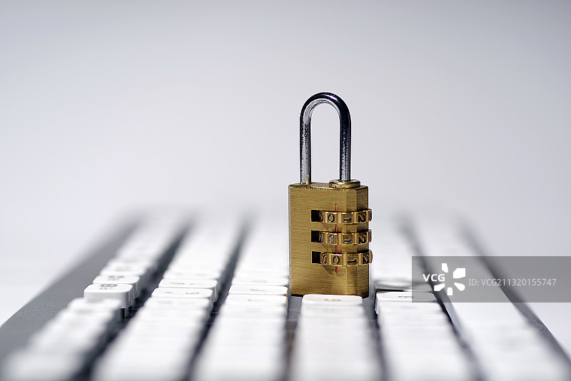 白色键盘上的黄金密码锁图片素材