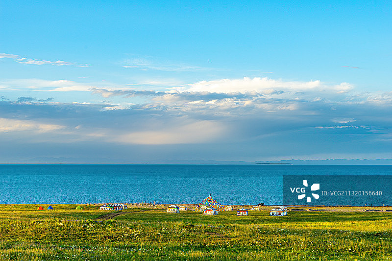美丽的青海湖和草原上的帐房图片素材