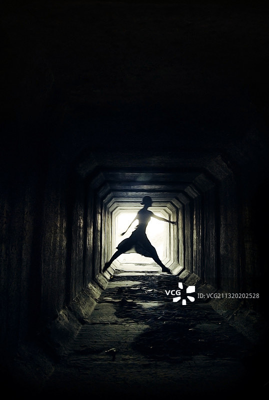 隧道中的芭蕾舞者剪影图片素材