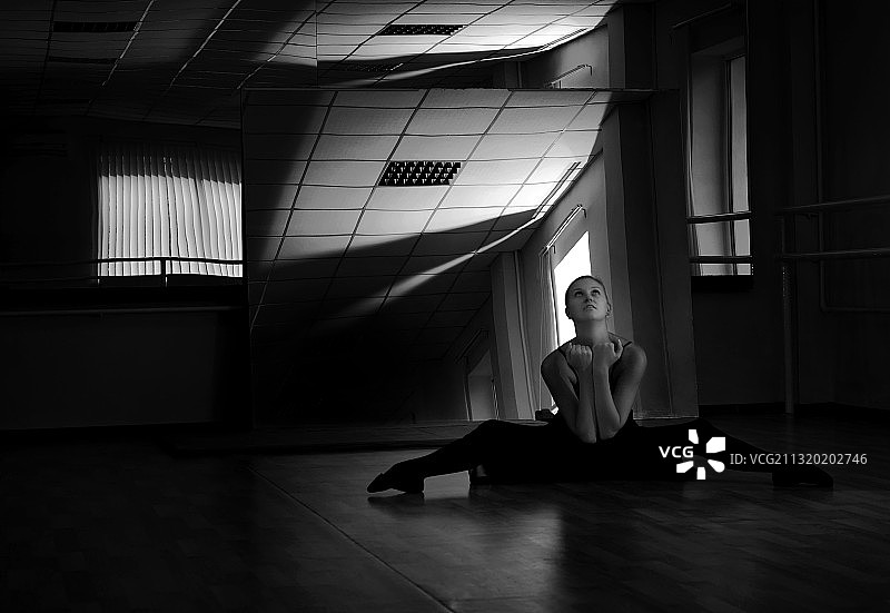 室内黑白芭蕾舞女演员照片图片素材
