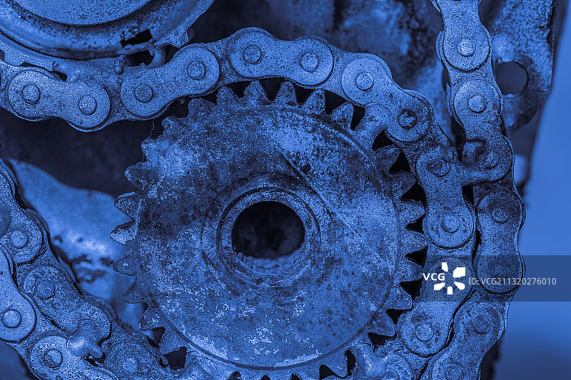钴蓝色的齿轮和链条图片素材