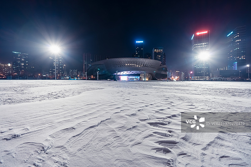 雪后城市金融区的路图片素材