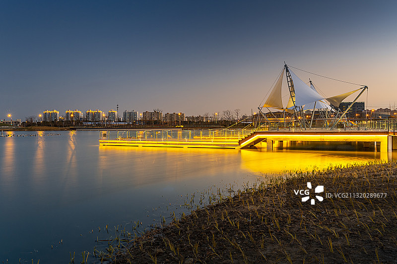 上海市金山区汇龙湖城市夜景图片素材