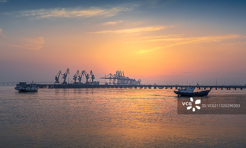 中国浙江平湖九龙山海边日落夜景图片素材