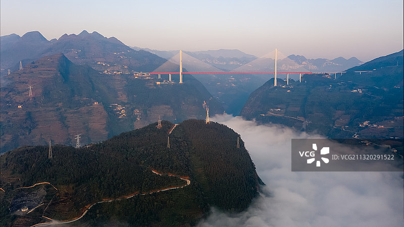 群山环抱中的世界第一高桥图片素材