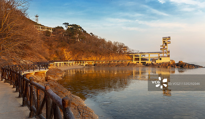 中国浙江平湖九龙山海边日落夜景图片素材