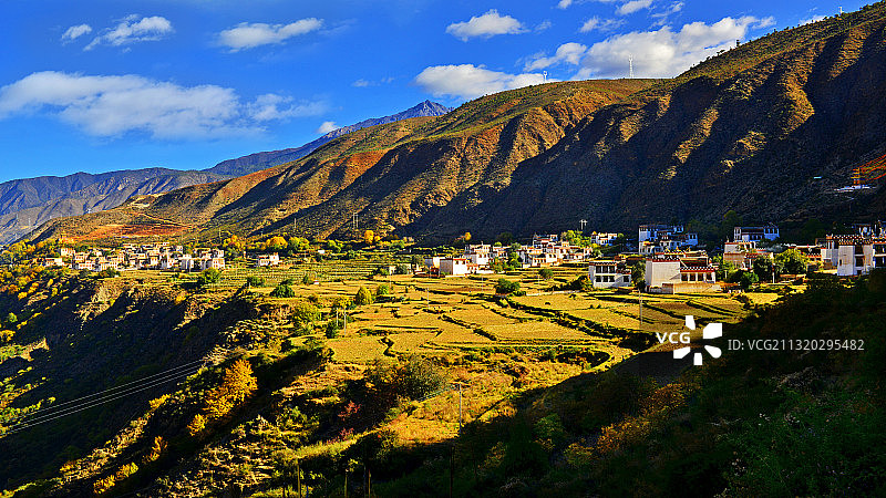 四川甘孜州乡城县白藏房图片素材