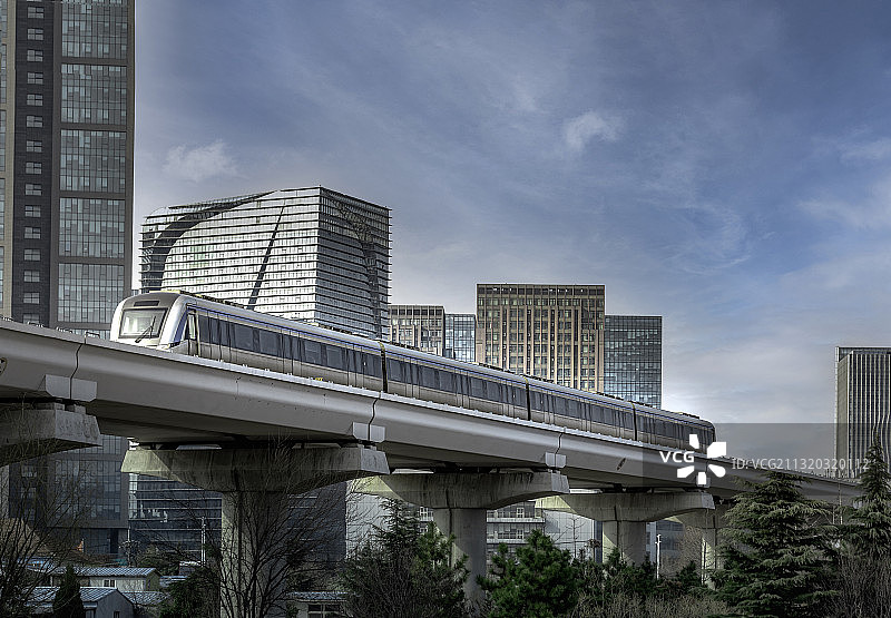 行驶中的城市轻轨图片素材