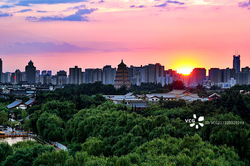 西安大唐芙蓉园全景和大雁塔图片素材