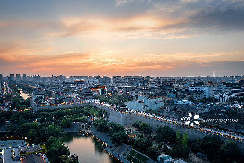 西安明城墙日落航拍图片素材
