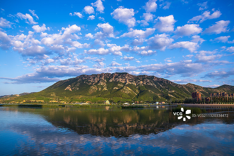 无畏浮云的山图片素材