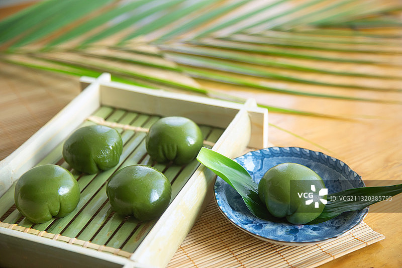 摆放在托盘里的青团图片素材