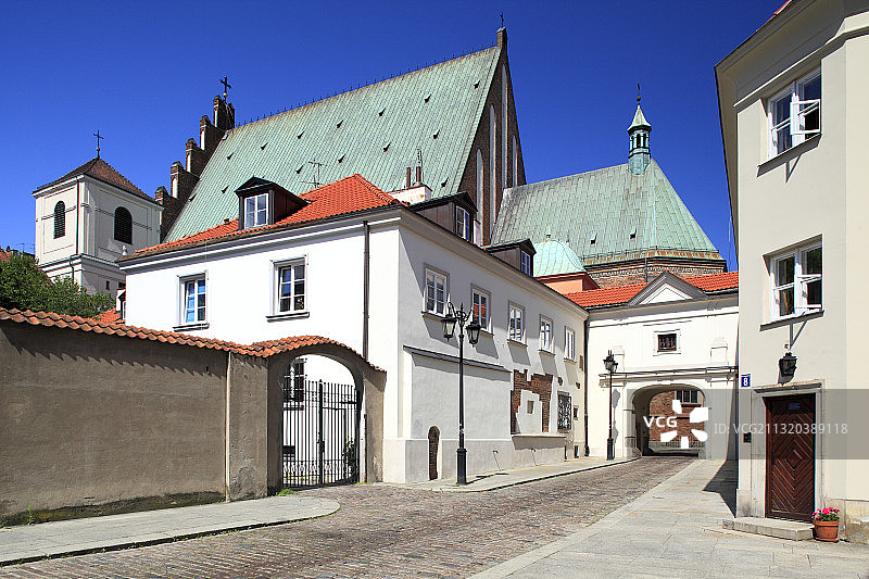 卡诺尼亚街与华沙大教堂屋顶，华沙老城，马佐夫舍地区，波兰，欧洲图片素材